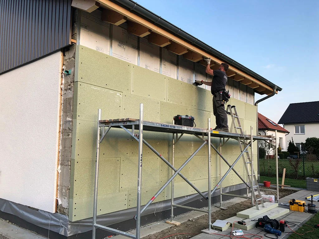 Isolation d'une façade par l'extérieur avant la pose du bardage